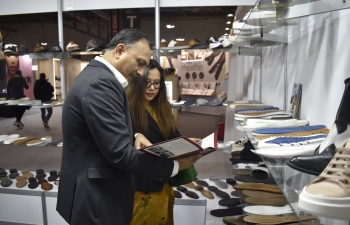 Consul General interacted with Indian exhibitors at the leather and footwear components fair @Lineapellefair in Milan, where 25 Indian companies are participating with 14 companies under @CLE_India.